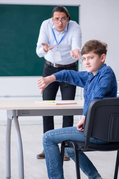 Jovem professor e menino na sala de aula — Fotografia de Stock