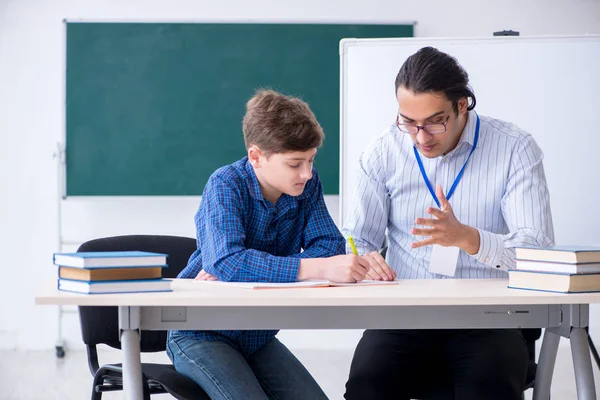 Joven maestro y niño en el aula —  Fotos de Stock