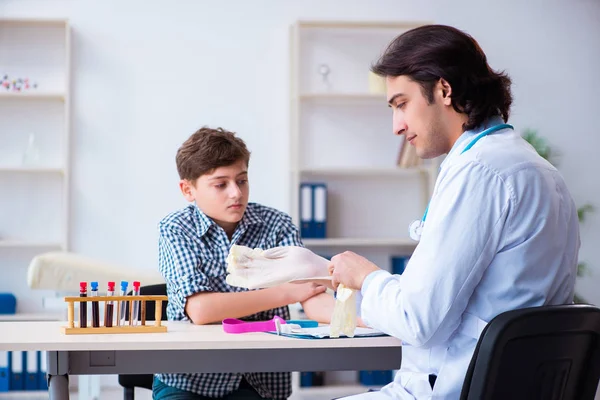 Niño en concepto de transfusión sanguínea — Foto de Stock