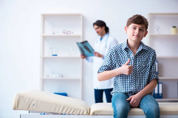 Mannelijke radioloog kijken naar jongens beelden — Stockfoto