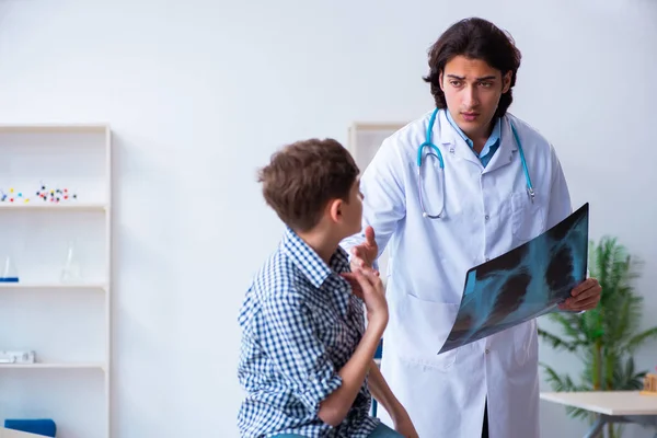 Radiologista masculino olhando para imagens de meninos — Fotografia de Stock