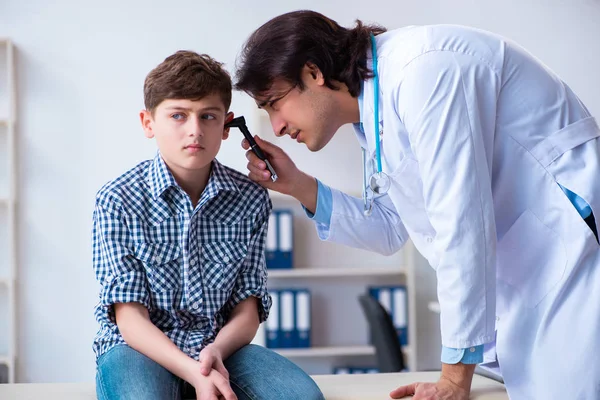 Homme otolaryngologue examinant les garçons oreille — Photo