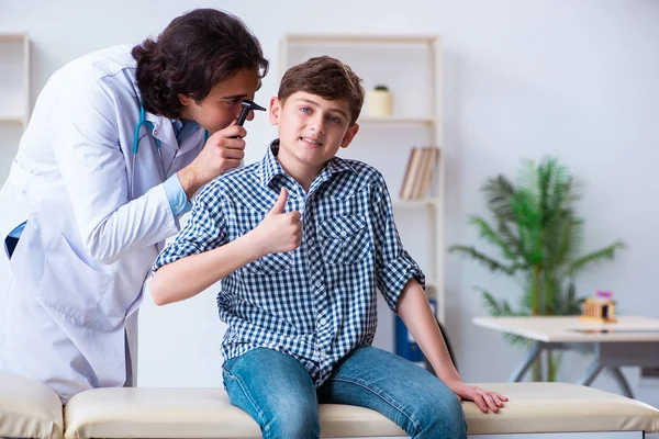 HNO-Arzt untersucht Ohr von Jungen — Stockfoto