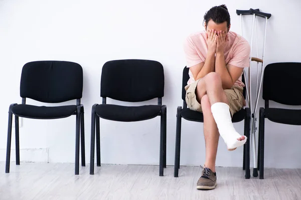 Joven herido esperando su turno en la sala del hospital —  Fotos de Stock