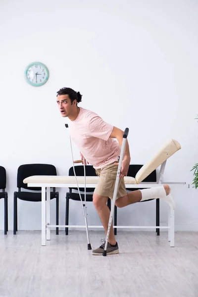 Young injured man waiting for his turn in hospital hall — Stock Photo, Image