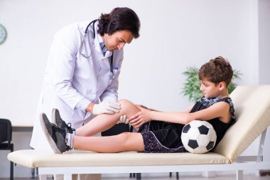Erkek futbolcudan genç doktor travmatolojisti ziyaret  
