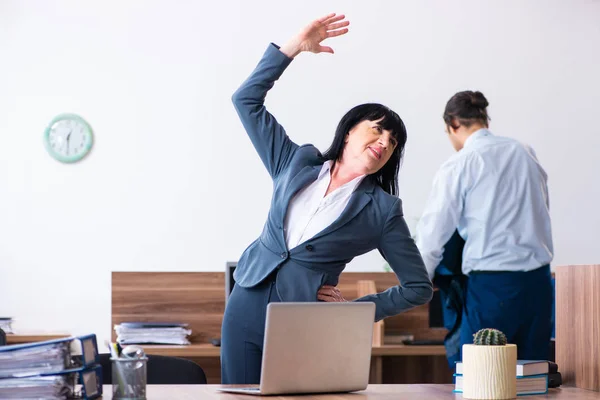 Zwei Mitarbeiter beim Sport im Büro — Stockfoto