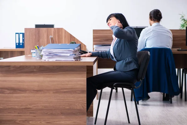 Deux employés qui font des exercices sportifs au bureau — Photo