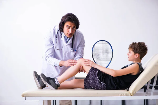 젊은 의사 외상학자를 방문하는 소년 테니스 선수 — 스톡 사진