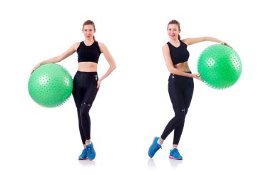 Beyazlar üzerinde top egzersizi yapan genç kadın.