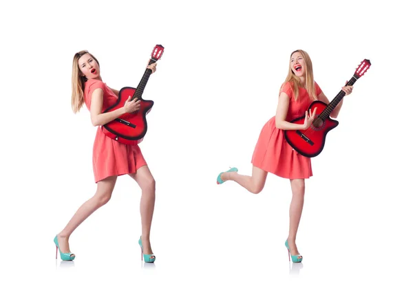 Vrouwelijke gitarist geïsoleerd op wit — Stockfoto