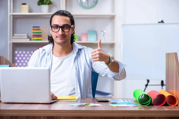 Joven diseñador masculino trabajando en la oficina — Foto de Stock