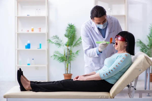 若い医者の歯医者を訪問する老婦人 — ストック写真
