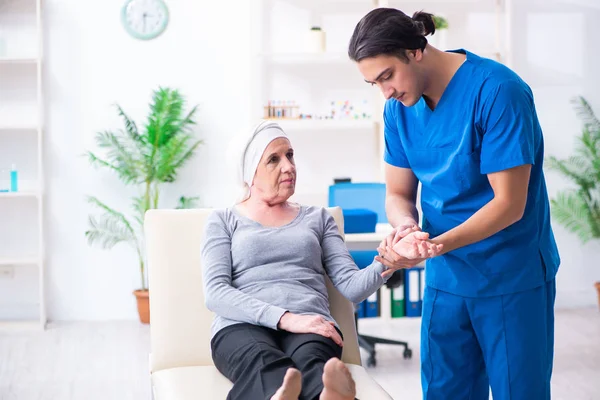 Young male doctor and female oncology patient — Stock Photo, Image