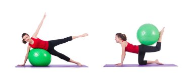 İsviçre topuyla egzersiz yapan genç bir kadın.