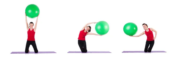 Mladá žena cvičení se švýcarským míčem — Stock fotografie