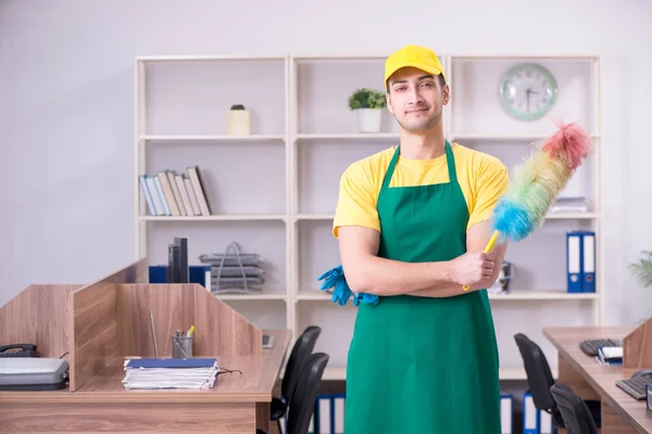 Giovane appaltatore maschile pulizia dell'ufficio — Foto Stock