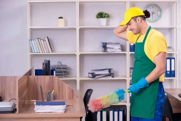 Jeune entrepreneur qui nettoie le bureau — Photo