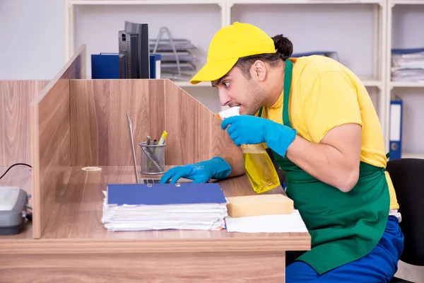 清洁办公室的年轻男性承包商 — 图库照片