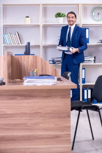 Junge gutaussehende Geschäftsleute arbeiten im Büro — Stockfoto