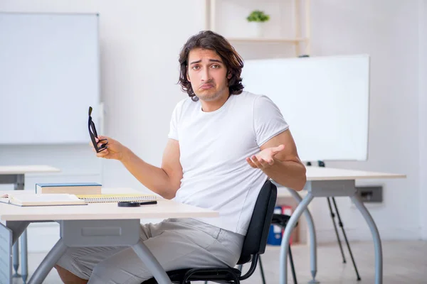 Junger männlicher Student vor Whiteboard — Stockfoto