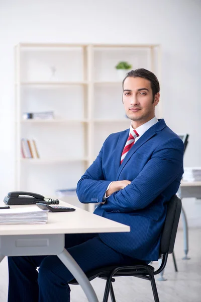 事務所に座っている若い男性実業家 — ストック写真