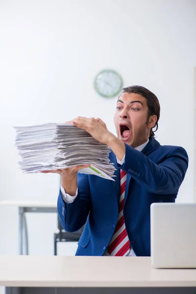 Junge männliche Geschäftsmann sitzt im Büro — Stockfoto