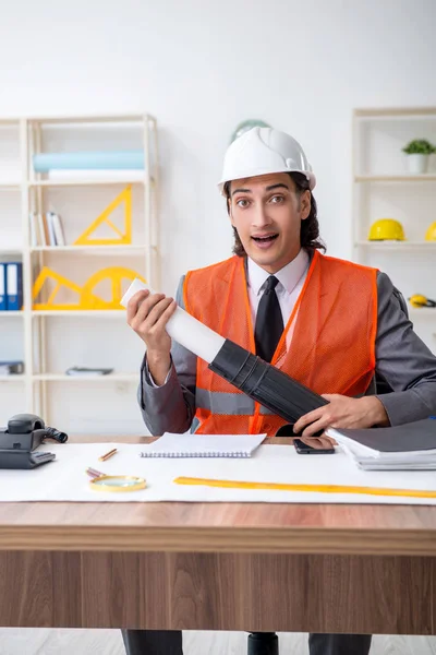 Junger männlicher Architekt arbeitet im Büro — Stockfoto