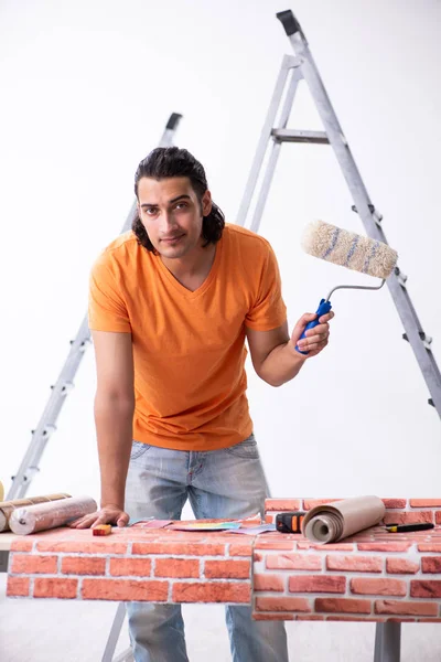 Joven contratista haciendo renovación en casa —  Fotos de Stock