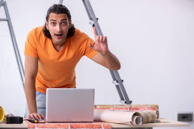 Genç adam müteahhit evde yenileme yapıyor 