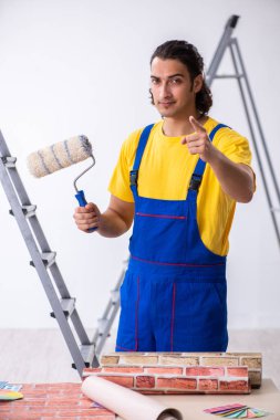 Genç adam müteahhit evde yenileme yapıyor 