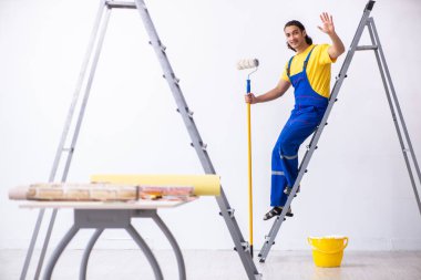 Genç adam müteahhit evde yenileme yapıyor 