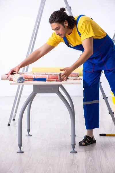 Young man contractor doing renovation at home — Stock Photo, Image