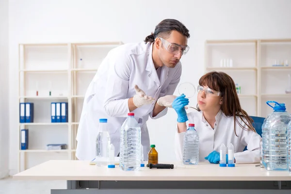 Zwei Chemiker im Labor — Stockfoto