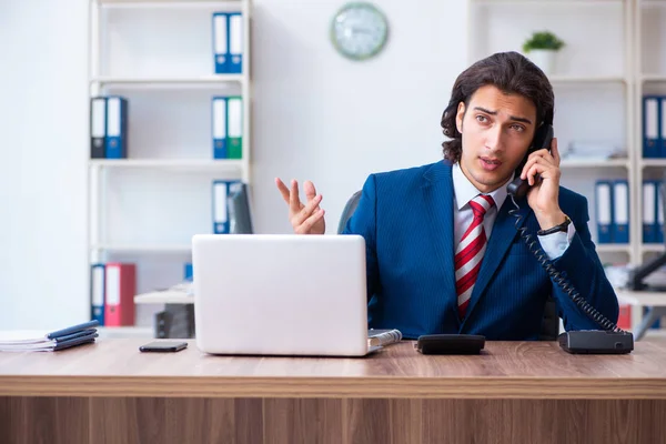 Jeune homme d'affaires travaillant dans le bureau — Photo