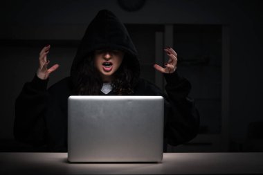 Ofiste güvenlik duvarını hackleyen kadın hacker. 