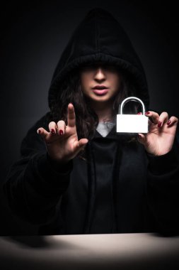 Ofiste güvenlik duvarını hackleyen kadın hacker. 