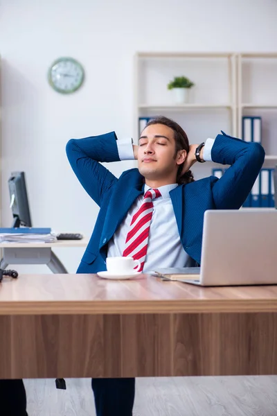 Pengusaha laki-laki muda yang bekerja di kantor — Stok Foto