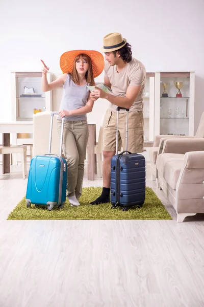 Pareja joven planeando un viaje a las montañas —  Fotos de Stock