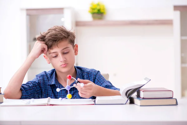 Ungen förbereder sig för skolan hemma — Stockfoto