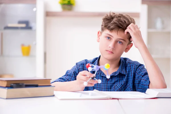 Niño preparándose para la escuela en casa — Foto de Stock