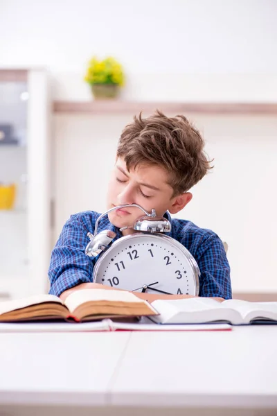 Ungen förbereder sig för skolan hemma — Stockfoto