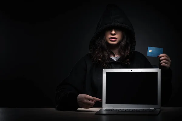 Жіночий хакер зламує брандмауер безпеки пізно в офісі — стокове фото