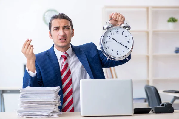 Jonge mannelijke zakenman zit in het kantoor — Stockfoto