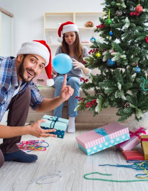 Kız arkadaş ve erkek arkadaş yılbaşı hediyelerini açıyor.