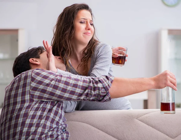 Concepto de violencia doméstica en una discusión familiar con alcoho borracho — Foto de Stock