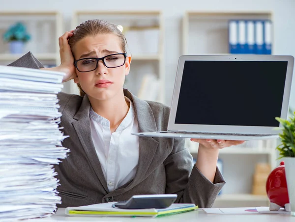 Junge Geschäftsfrau Buchhalterin arbeitet im Büro — Stockfoto