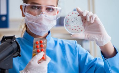 Bir laboratuarda deney yapan kadın bir bilim adamı.