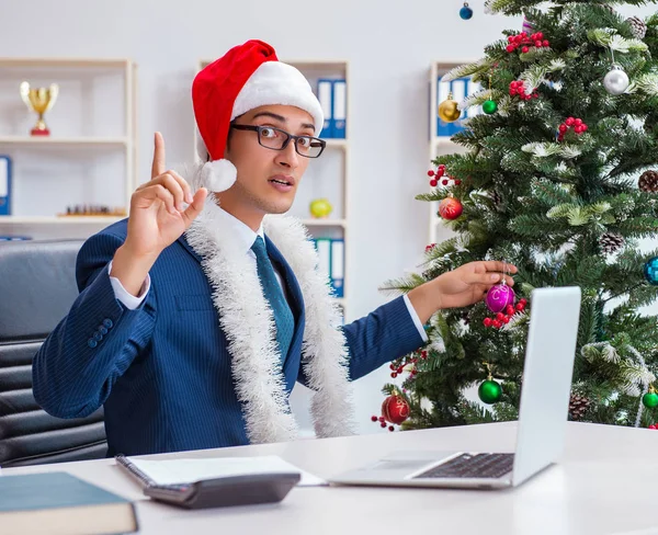 オフィスでクリスマス休暇を祝うビジネスマン — ストック写真