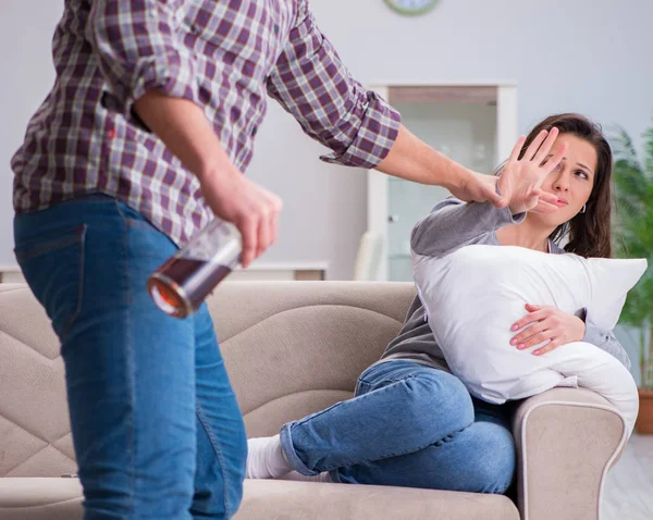 Begreppet våld i hemmet i ett familjegräl med alkoholist — Stockfoto